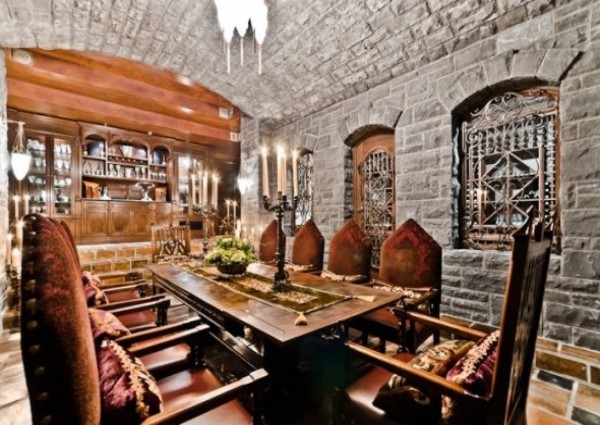Cùng với một hầm rượu rộng rãi, biệt thự còn có một phòng nếm rượu theo phong cách Gothic.